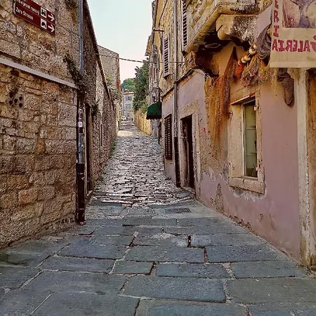 Old Town Apartment *